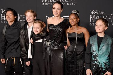 Angelina Jolie avec cinq de ses six enfants : Pax, Shiloh, Vivienne, Zahara et Knox, en septembre 2019