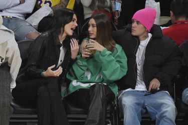Kendall Jenner, Hailey et Justin Bieber lors d'un match opposant les Lakers de Los Angeles aux Suns de Phoenix le 22 octobre 2021
