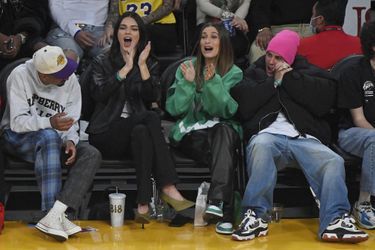 Kendall Jenner, Hailey et Justin Bieber lors d'un match opposant les Lakers de Los Angeles aux Suns de Phoenix le 22 octobre 2021
