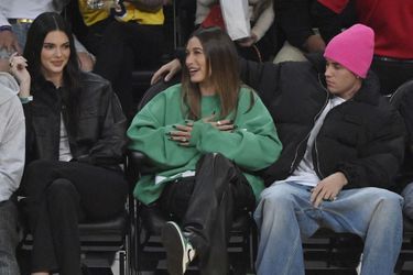 Kendall Jenner, Hailey et Justin Bieber lors d&#039;un match opposant les Lakers de Los Angeles aux Suns de Phoenix le 22 octobre 2021