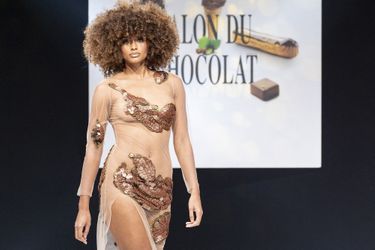 Alicia Aylies défile au Salon du Chocolat à la Porte de Versailles à Paris le 27 octobre 2021