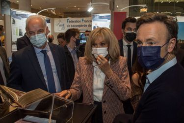 Alain Griset, Brigitte Macron et Stéphane Bern jeudi au salon international du Patrimoine culturel, au Carrousel du Louvre. 
