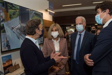 Stéphane Bern, Brigitte Macron et Alain Griset jeudi au salon international du Patrimoine culturel, au Carrousel du Louvre. 