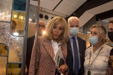Brigitte Macron et Alain Griset jeudi au salon international du Patrimoine culturel, au Carrousel du Louvre. 