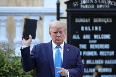 Donald Trump montre une bible devant l'église St-John de Washington le 2 juin.