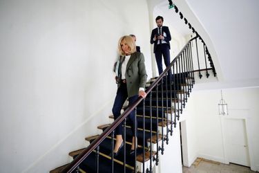 Dans un dédale de couloirs et de petits escaliers, elle ouvre la marche. A ses côtés, Tristan Bromet, son chef de cabinet.