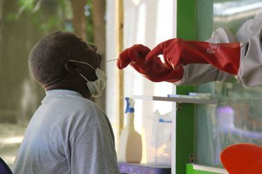 Un patient potentiellement infecté par le nouveau coronavirus se prête à un test à l'hôpital universitaire de Maiduguri, au Nigeria, le 10 mai.