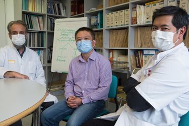 Laurent Chu et ceux qu’il nomme ses « sauveurs » : Denis Malvy et le docteur Duc Nguyen. Il est sorti guéri, après 22 jours d’hospitalisation