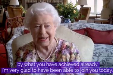 La reine Elizabeth II au château de Windsor lors de son premier chat vidéo officiel, le 4 juin 2020