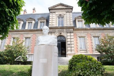 Le buste de Louis Pasteur devant l'Institut qui porte son nom dans le XVe arrondissement à Paris.