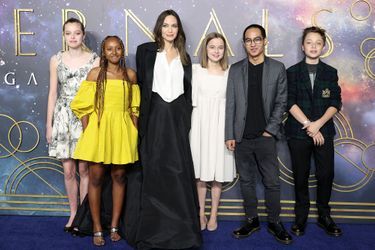Angelina Jolie et ses enfants Shiloh, Zahara, Vivienne, Maddox et Knox à l&#039;avant-première du film «Les Eternels» à Londres le 27 octobre 2021