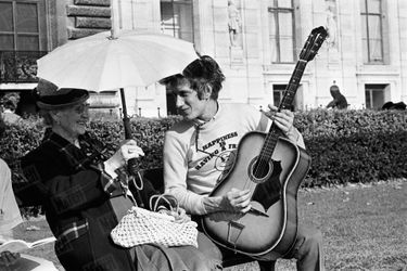 « Pour une admiratrice, il parodie Bob Dylan. » - Paris Match n°913, 8 octobre 1966
