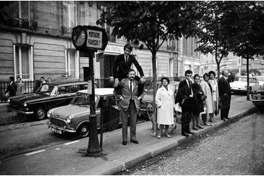 Jacques Dutronc et son ami et parolier Jacques Lanzmann, avenue Montaigne, à Paris, en octobre 1966.