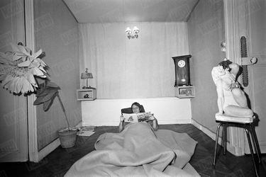 « À Paris, rue de Provence, au-dessus de l’appartement de ses parents (son père est ingénieur), Dutronc vit dans les chambres de bonne. Il n’a pas encore eu le temps de s’acheter un lit et des meubles. » - Paris Match n°913, 8 octobre 1966
