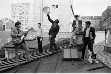 La formation Jacques Dutronc, en octobre 1966. De g à dr : Jean-Pierre Alarcen à la guitare, Alain Le Govic (futur Alain Chamfort), Jacques Dutronc au tambourin, Michel Pelay à la batterie et Hadi Kalafate à la basse.