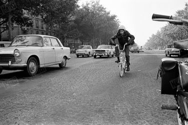 « Il roule à mini-vélo. Il ne sait pas conduire. » - Paris Match n°913, 8 octobre 1966
