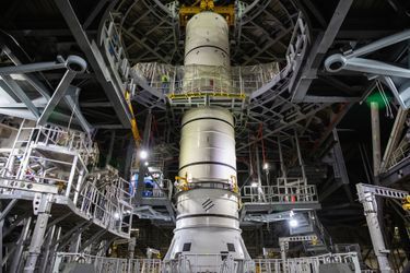 La Nasa a terminé l'assemblage, le 21 octobre 2021, de la fusée Space Launch System et du vaisseau spatial Orion pour la mission sans équipage Artemis I autour de la Lune.
