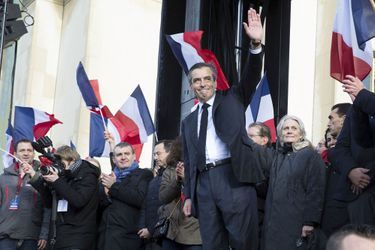 François Fillon et sa femme au grand rassemblement de soutien du candidat, au Trocadéro, le 5 mars 2017.