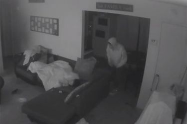 Un homme s&#039;est introduit dans un logement et a observé une adolescente dormir vendredi.