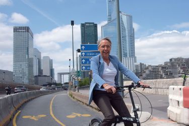 Le 24 mai sur le pont de Neuilly, la ministre de la Transition écologique Elisabeth Borne emprunte une des nouvelles pistes cyclables financées par l&#039;Etat.