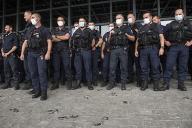 A Nantes, les policiers en colère déposent leurs menottes à terre en signe de protestation. 