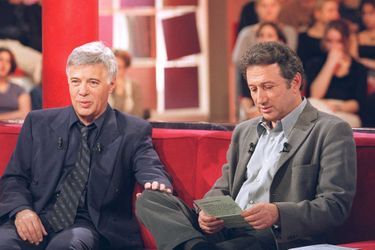 Guy Bedos et Michel Drucker sur le plateau de "Vivement Dimanche" en 2000. 