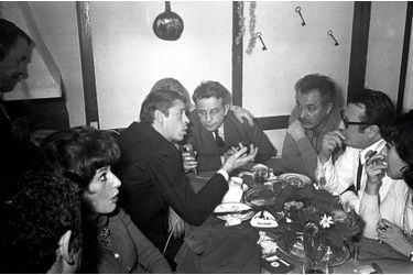 Yves Robert, Rosy Varte, Jacques Brel, Jacques Canetti, Georges Brassens et Raymond Devos pour les 20 ans du théâtre des Trois Baudets, à Pigalle, le 18 décembre 1967.