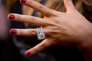 La bague de fiançailles de Khloé Kardashian (ici lors d&#039;une soirée à New York en 2012) offerte par Lamar Odom en 2009. Un bijou estimé à l&#039;époque à 850 000 dollars.