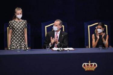 Les princesses Leonor d'Espagne et ses parents le roi Felipe VI et la reine Letizia à Oviedo, le 22 octobre 2021