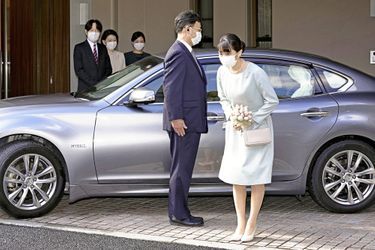 La princesse Mako du Japon quitte ses parents le prince Fumihito d'Akishino et la princesse Kiko et sa sœur la princesse Kako, à Tokyo le 26 octobre 2021