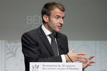 Emmanuel Macron a confirmé la restitution au Bénin de 26 oeuvres des trésors royaux d&#039;Abomey, conservées jusqu&#039;ici au musée du Quai Branly.