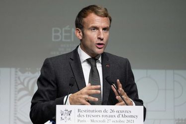 Emmanuel Macron a confirmé la restitution au Bénin de 26 oeuvres des trésors royaux d'Abomey, conservées jusqu'ici au musée du Quai Branly.
