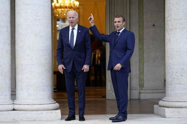 Joe Biden et Emmanuel Macron, à Rome, le 29 octobre 2021.