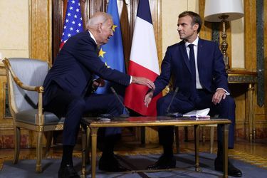 Joe Biden et Emmanuel Macron, à Rome, le 29 octobre 2021.