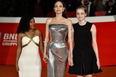 Angelina Jolie entourée de ses filles Zahara et Shiloh dimanche soir à Rome pour la première du film «Les Eternels».