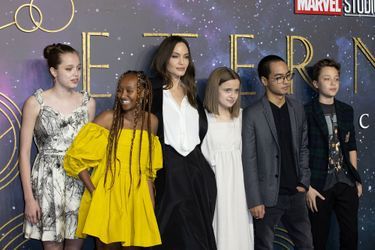 Angelina Jolie et ses enfants Shiloh, Zahara, Vivienne, Maddox et Knox à l&#039;avant-première du film «Les Eternels» à Londres le 27 octobre 2021