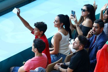 Georgina Rodriguez et Cristiano Junior en juin 2021, admirant le footballeur sur le terrain.