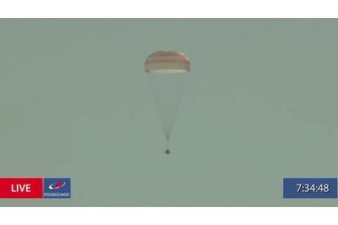 La capsule Soyouz MS-18 transportant Ioulia Peressild, Klim Chipenko et le cosmonaute Oleg Novitski est descendue sous un ciel bleu dégagé avant d&#039;atterrir dans les steppes du Kazakhstan à 04H36 GMT, l&#039;heure prévue, selon les images retransmises par l&#039;agence spatiale russe, Roscosmos.