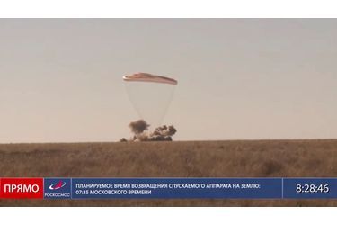 La capsule Soyouz MS-18 transportant Ioulia Peressild, Klim Chipenko et le cosmonaute Oleg Novitski est descendue sous un ciel bleu dégagé avant d&#039;atterrir dans les steppes du Kazakhstan à 04H36 GMT, l&#039;heure prévue, selon les images retransmises par l&#039;agence spatiale russe, Roscosmos.