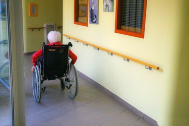 Une personne âgée dans une maison de retraite (image d'illustration). 