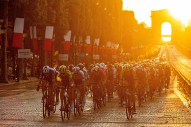Le Tour de France 2019, ici lors de la dernière étape, à quelques instants de l&#039;arrivée finale sur les Champs-Elysées. 