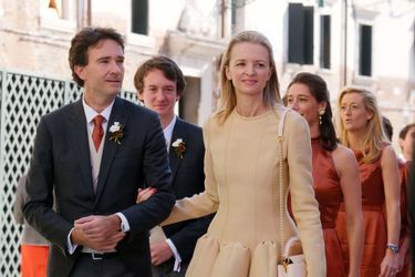 Antoine et Delphine Arnault au mariage de leur frère Alexandre à Venise, le 16 octobre 2021.