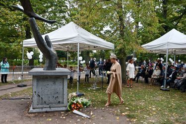 La reine des Belges Mathilde devant le monument «Le Messager - Aux Enfants disparus» à Bruxelles, le 20 octobre 2021