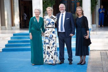 La princesse Benedikte de Danemark, sa fille la princesse Alexandra von Sayn-Wittgenstein-Berleburg et son mari avec l'infante Elena d'Espagne à Athènes, le 23 octobre 2021