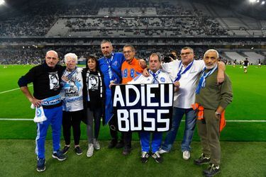 Les présidents des sept groupes de supporters olympiens rassemblés sur la ligne de touche avec une pancarte "Adieu Boss".