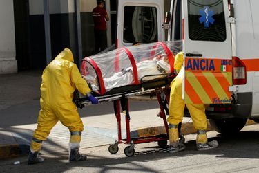 Les ambulanciers de de l&#039;hôpital général de Ciudad Juarez, Mexique, déplacent un patient infecté par le coronavirus pour le transporter à El Paso, Texas, États-Unis.