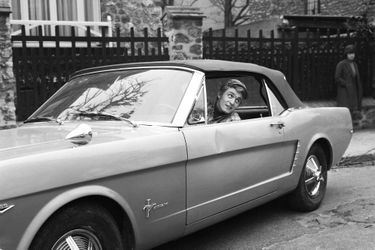 Christophe au volant de sa Ford Mustang, en 1966. L'été précédent, "Aline" a conquis les Français.