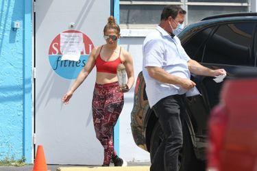 Jennifer Lopez quitte une salle de gym fermée au public à Miami, le 1er avril 2020.
