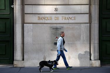 Devant le siège de la Banque de France pendant le confinement, à Paris, fin mars.