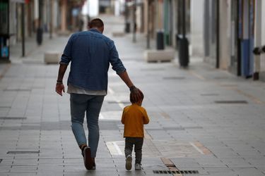 Un homme marche avec un enfant, dans les rues de Ronda, en Espagne. Image d'illustration. 
